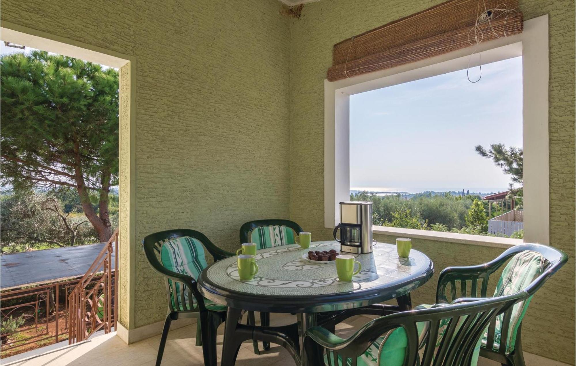 Cozy Apartment In Tar With House Sea View Tar-Vabriga Екстериор снимка