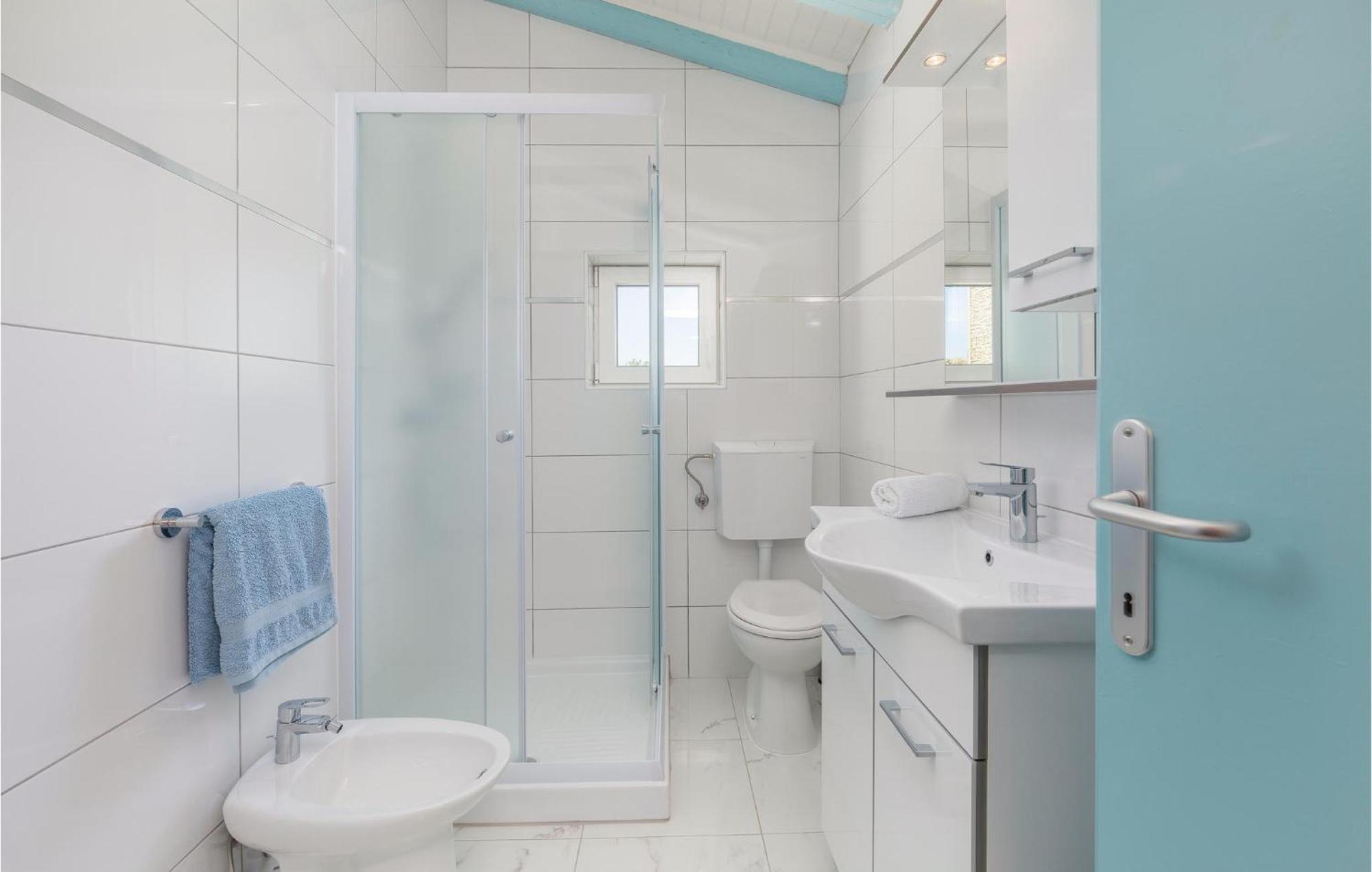 Cozy Apartment In Tar With House Sea View Tar-Vabriga Екстериор снимка