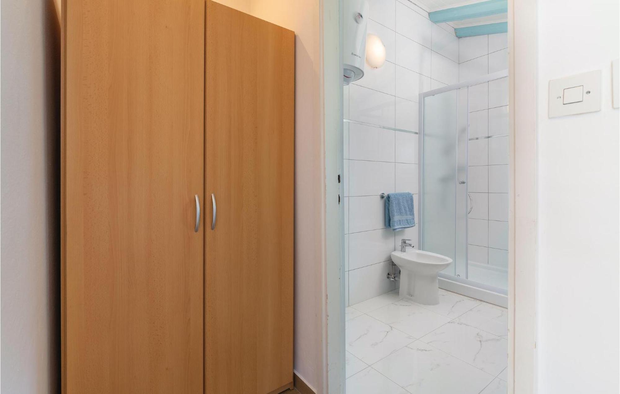 Cozy Apartment In Tar With House Sea View Tar-Vabriga Екстериор снимка