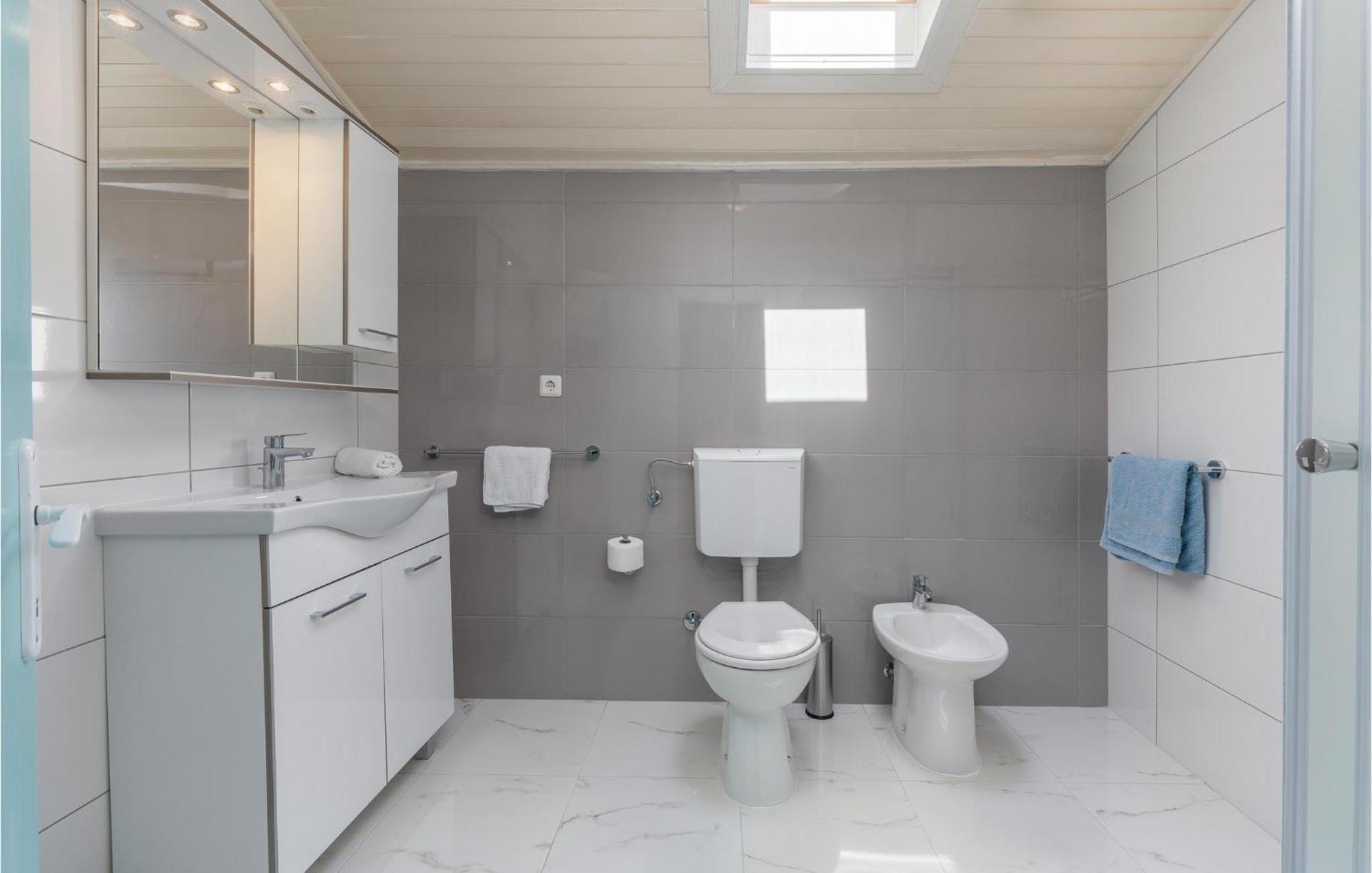 Cozy Apartment In Tar With House Sea View Tar-Vabriga Екстериор снимка