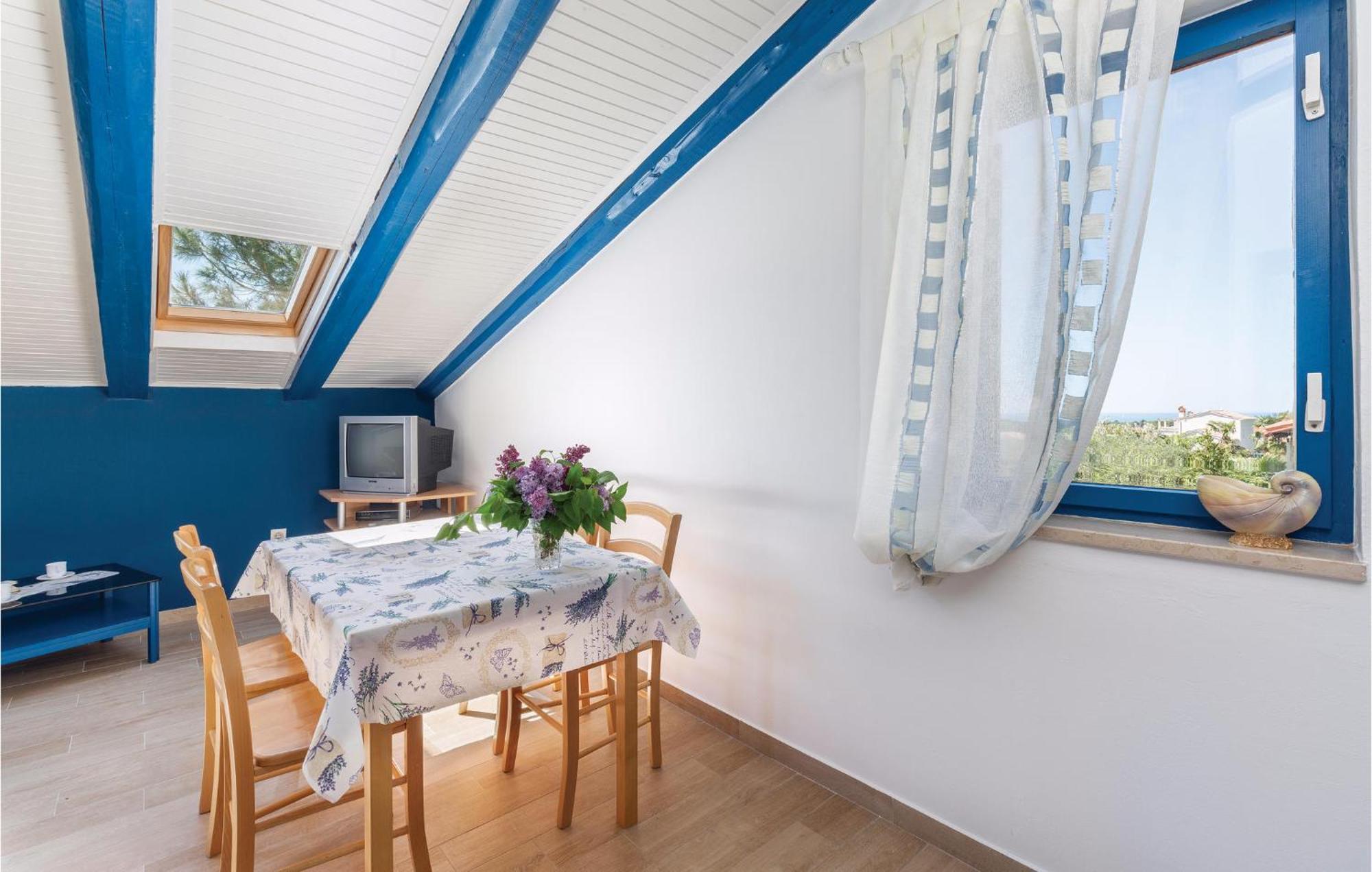 Cozy Apartment In Tar With House Sea View Tar-Vabriga Екстериор снимка
